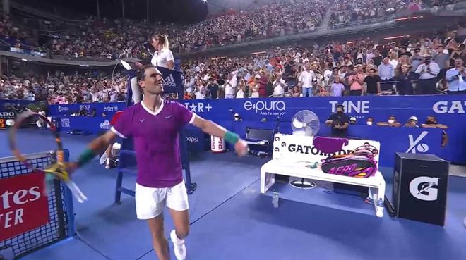 速切入篮下 速切入篮下